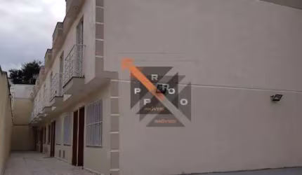 Sobrado de Condomínio- Planta com 2 dorms - wc social - lavabo - lavanderia - 1 vaga - localização privilegiada-farto comércio