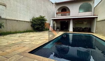 Sobrado com Piscina - 04 Dormitórios - 06 Vagas de Garagem