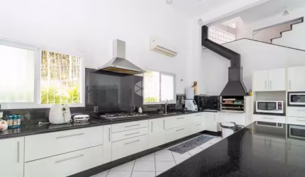 Casa alto padrão em condomínio no Itacorubi
