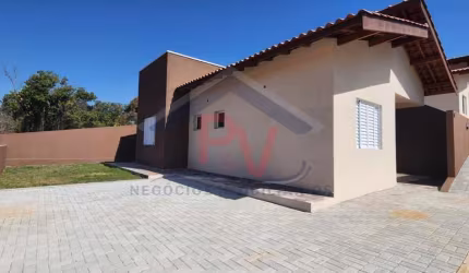 Casa Térrea para Venda em Atibaia, Ribeirão dos Porcos, 2 dormitórios, 1 suíte, 2 banheiros, 2 vagas