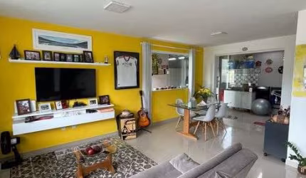Casa em Buraquinho com 3|4, 02G e 110M²