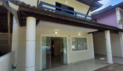 Casa em Buraquinho com 4|4, 02G e 160M²