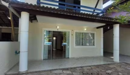 Casa em Lauro de Freitas com 4|4, 02G e 160M²