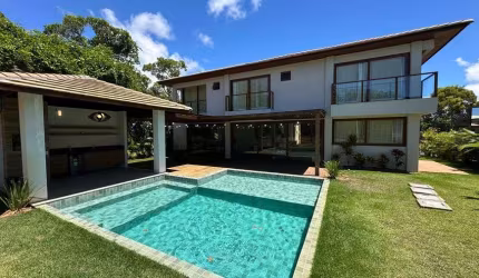 Casa em Praia do Forte com 5|4, 04G e 400M²