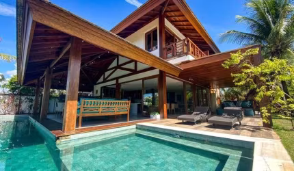 Casa em Praia do Forte com 4|4, 04G e 450M²