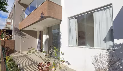 Apartamento térreo tipo Garden com três quartos e varanda em Buraquinho