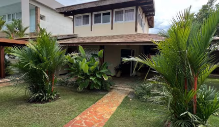 Linda casa com 6/4 seis quartos em condomínio Fechado Guarajuba Bahia