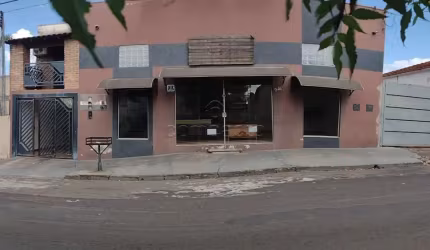 Casa com Comércio na frente no Centro de Monte Aprazível