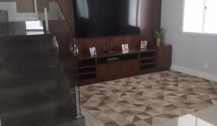 Sobrado reformado - sala integrada - espaço gourmet - 3 dormitorios sendo 1 suite - cozinha planejada - banheiros com box blindex e gabinetes - quintal - 3 vagas de garagens