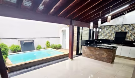 Excelente sobrado em condominio-todo reformado com material de 1ª qualidade- 3 dormitórios sendo 1 suite - cozinha planejada - area gourmet - piscina - repleta de armários - 2 vagas de garagens cobert