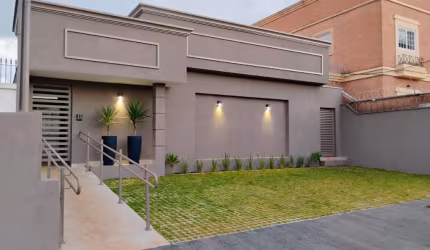Maravilhosa casa Térrea-comercial estilo neo clássico- iluminação- totalmente reformada- contendo 05 salas - 6 banheiros - 4 vagas de garagem - recepção - rampa de acesso - entrada com portaria dupla.