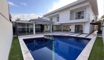 Vende Casa - Condomínio Agua Cristal - Com 05 Suítes - 05 Vagas de Garagem.