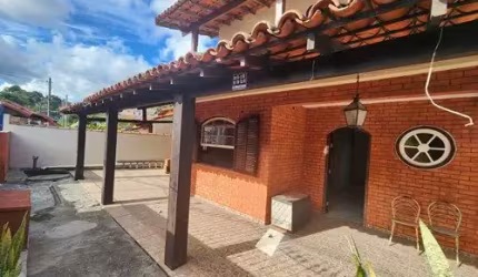 Casa duplex, três quartos, uma suíte, com piscina e gourmet...