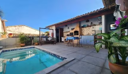 Casa linear, dois quartos, uma suíte, piscina, e gourmet...