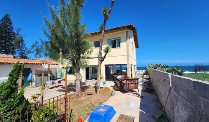 Casa 4 quartos, 4 suítes, 283 m de areá útil, pé na areia.
