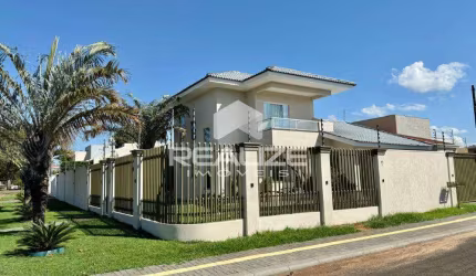 Sobrado à venda no Jardim Ipê com piscina