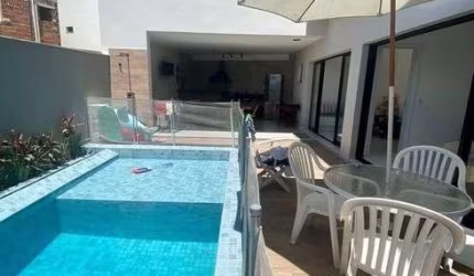 Casa de condomínio para venda tem 370 metros quadrados com 5 quartos