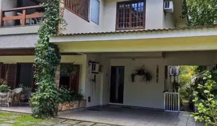 Casa de condomínio para aluguel possui 574 metros quadrados com 5 quartos