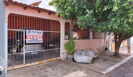Casa em ótima localização no CPA 3 setor II, prox. Av. Tuiuiú e comércio local.