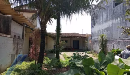 Ubatuba, Estufa I - Casa com 2 dormitórios, em corredor comercial.