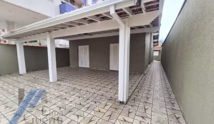 Ubatuba, Centro - Casa com 03 dormitórios, sendo 01 suíte com terreno de 306 m2.