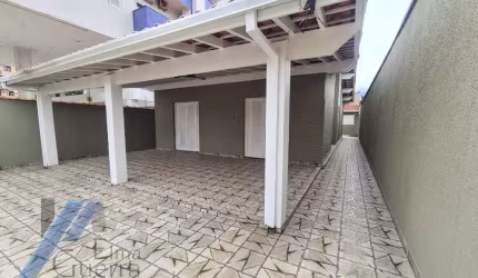 Ubatuba, Centro - Casa com 03 dormitórios, sendo 01 suíte com terreno de 306 m2.