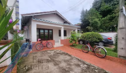 Ubatuba, Centro - Casa com 02 dormitórios.