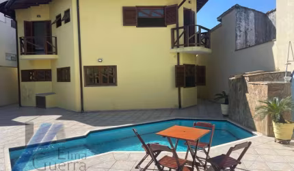 Ubatuba, Centro - Casa sobrado com 05 suítes e area de lazer.