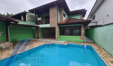 Ubatuba, Parque Vivamar - Sobrado com 05 dormitórios, sendo 02 suítes com área de lazer.