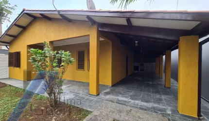 Ubatuba, Jardim Carolina - Casa com 03 dormitórios, sendo 01 suíte.