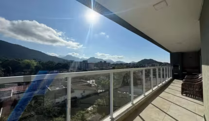 Ubatuba, Centro - Apartamento com 03 dormitórios, sendo 01 suíte e área de lazer.