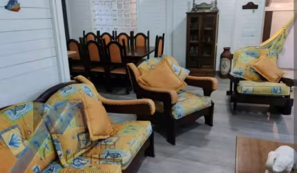 Ubatuba, Toninhas - Casa mobiliada com 05 dormitórios, sendo 03 suítes.