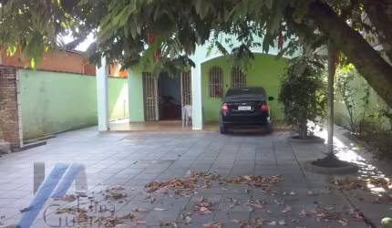 Ubatuba, Centro - Casa sobrado com 03 dormitórios, sendo 01 suíte.
