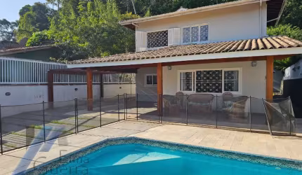 Ubatuba, Parque Vivamar - Casa sobrado com 03 suites e área de lazer.