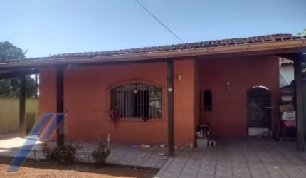 Ubatuba, Estufa I - Casa de esquina com 2 dormitórios, sendo 01 suíte.