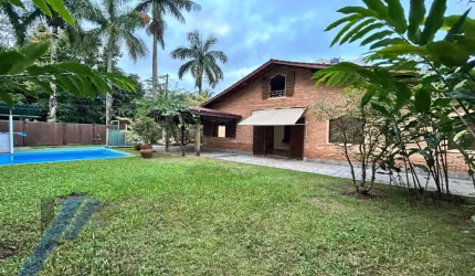Ubatuba, Parque Vivamar - Casa com 03 dormitórios, sendo 01 suíte e área de lazer.