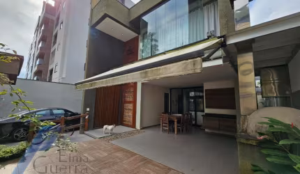 Ubatuba, Tenório - Casa sobrado com 05 suítes e à 600 metros do mar.