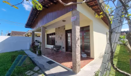 Ubatuba, Cento - Bela casa com 03 dormitórios, terreno de 422 m2 com edícula.