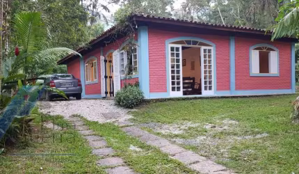 Ubatuba- Horto Florestal - Sitio com excelente edificação, boa localização com cachoeiras e piscinas naturais.