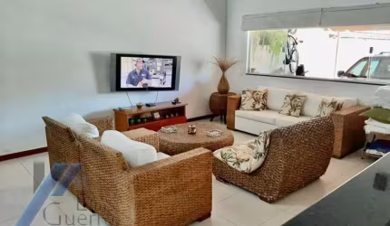 Ubatuba, Toninhas - Casa sobrado mobiliado próximo a praia com 04 suítes e área de lazer.