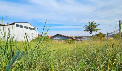 Ubatuba, Praia Grande - Área com 750 m2, de esquina, a 100 metros do mar.