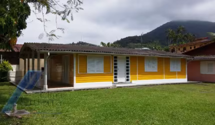 Ubatuba, Toninhas, Casa com 03 dormitórios sendo 01 suite, a 100 metros do mar.