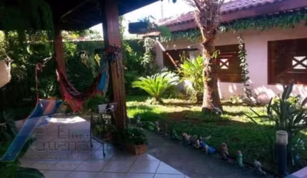 Ubatuba, Praia Grande - Casa com 04 quartos sendo 03 suites, fica a 350 m2 do mar.
