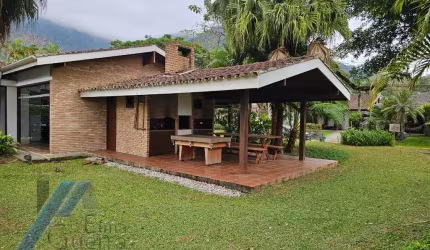 Ubatuba - Condominio Pedra Verde, Lazaro - Linda casa com 03 dormitorios sendo 02 suites  à 100 metros do mar..