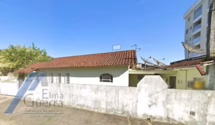 Ubatuba, Pereque-açú - Casa edicula de esquina com terreno de 357 m2 à 400 metros da praia.