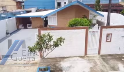 Ubatuba, Praia Grande - Casa com 03 quartos sendo 01 suite, com área de lazer, fica a 350 m2 do mar.