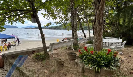 Ubatuba, Praia da Fortaleza - Casa alto padrão, com terreno de 3.031 m2, com 03 casas.