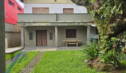 Ubatuba, Itagua - Casa sobrado bem localozado com 04 dormitórios a 100 metros do mar.