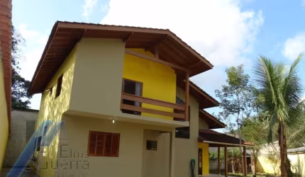 Ubatuba, Jardim Carolina - Linda Casa asobradada com 03 Dormitórios, sendo 02 suites, com terreno de 366m2.