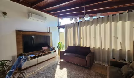 Ubatuba, Jardim Carolina - Casa com 03 dormitórios, sendo 02 suítes com terreno de 450 m2.